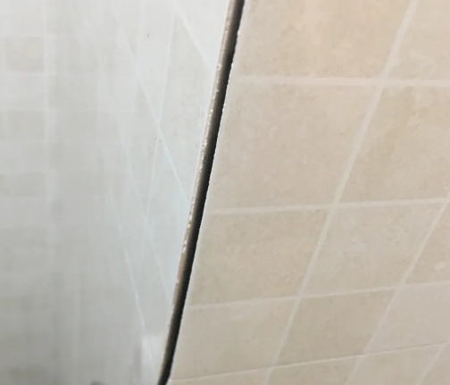 磴口瓷砖空鼓维修公司分享阳台瓷砖脱落的修复过程可以分为以下几个步骤