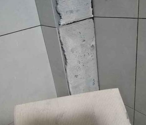磴口瓷砖空鼓维修公司分享下厨房瓷砖脱落的补救措施。